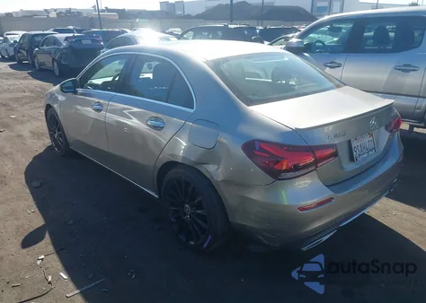 2019 Mercedes-Benz A 220 z USA, uszkodzony, nr VIN WDD3G4EB7KW020486